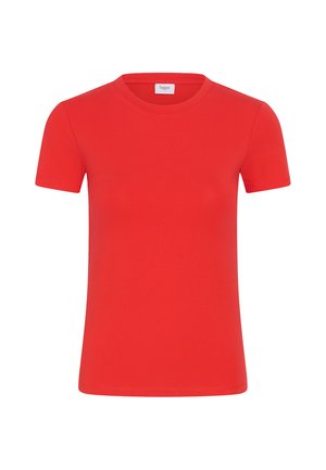 Červené tričko s krátkym rukávom a okrúhlym výstrihom so malou bielou etikietou s nápisom "Saint" na zadnej strane výstrihu, zobrazené na bielom pozadí.