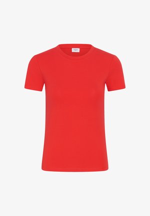 Červené tričko s krátkym rukávom a okrúhlym výstrihom so malou bielou etikietou s nápisom "Saint" na zadnej strane výstrihu, zobrazené na bielom pozadí.