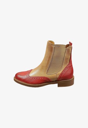 Stivaletto alla caviglia in pelle bicolore con punta e tacco rossi, pannelli laterali elastici color cuoio, suola marrone e dettagli brogue.