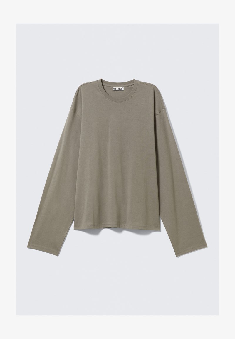 Ελιάς πράσινο μακρυμάνικο μπλουζάκι φτιαγμένο από μαλακό υλικό, με στρογγυλή λαιμόκοψη και άνετη εφαρμογή με ρίγες στους ώμους.