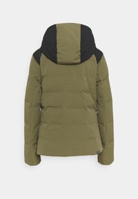 Veste rembourrée vert olive avec capuchon noir et panneaux d'épaule. Présente une texture matelassée et des manches longues, conçue pour la chaleur.