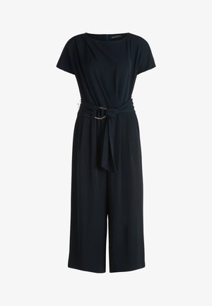 Černý krátký overal s širokými nohavicemi, kulatým výstřihem a látkovým pásem s ozdobnou sponou v pase.