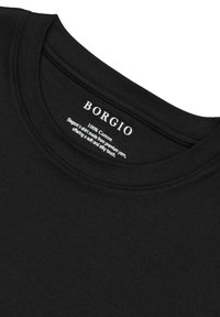 Czarna bawełniana koszulka z okrągłym dekoltem. Zawiera branding "BORGIO" oraz instrukcje dotyczące pielęgnacji nadrukowane na wewnętrznej części kołnierza. Miękka w dotyku.