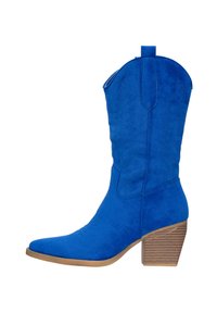 Bota de vaquero de ante azul con punta afilada, detalles bordados y tacón apilado. Cuenta con una lengüeta para ponerla fácilmente.