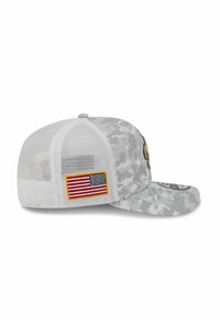 Graue Camouflage-Baseballmütze mit flachem Schirm, Netzrücken, gesticktem Logo auf der Vorderseite und einem US-Flaggen-Patch an der Seite.