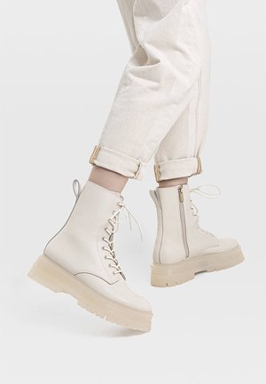 Stradivarius, Bottines à lacets - white