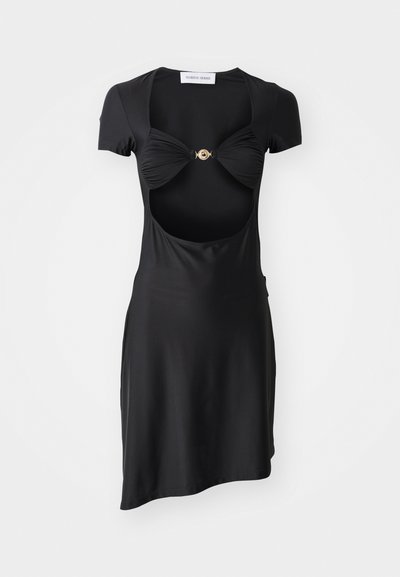 Czarna sukienka z krótkimi rękawami, głębokimi dekoltami z wycięciami i marszczonym biustem. Posiada centralny złoty akcent. Gładka tekstura.