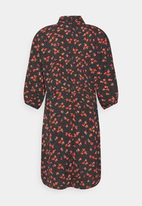 Vestido preto com padrão floral vermelho, mangas três quartos e colarinho. O tecido apresenta pequenas bolinhas brancas sobre um fundo escuro.