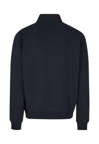 Granatowy sweatshirt z wysokim kołnierzem, ściągaczami przy mankietach i u dołu. Gładka tekstura, prosty design, bez widocznych logo ani wzorów.