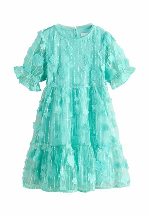 Ein türkisfarbenes Kleid mit transparentem Stoff, verziert mit floralem Applikationen und Paillettenakzenten, kurzen Puffärmeln und einem mehrstufigen Rockdesign.