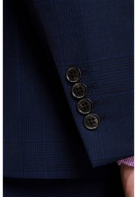 Marynarsko-niebieski blezer w kratę z rękawami ozdobionymi czterema czarnymi guzikami o połyskującej powierzchni. Tkanina prezentuje teksturowany wzór w różnych odcieniach niebieskiego.