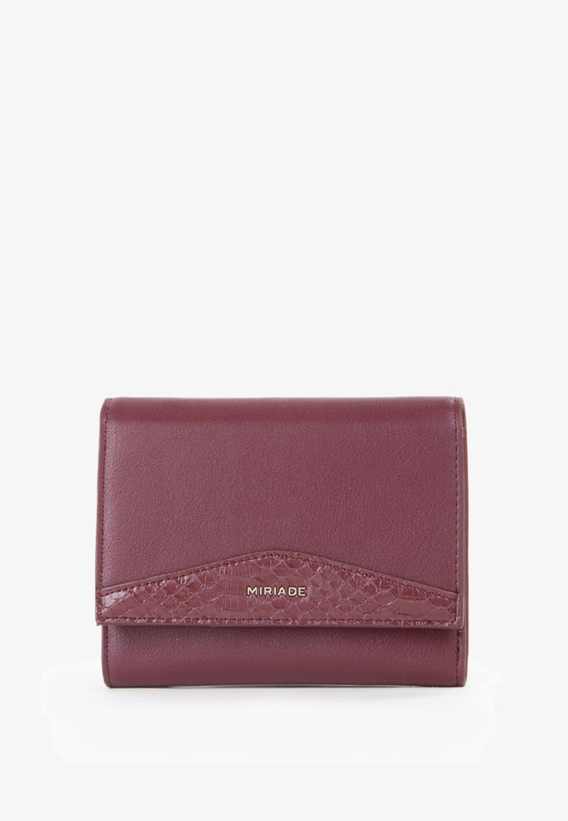 Portafoglio in pelle bordeaux con accentuazione in stampa serpente testurizzata; presenta una patta triangolare frontale e il nome del marchio "MIRIADE" in rilievo.