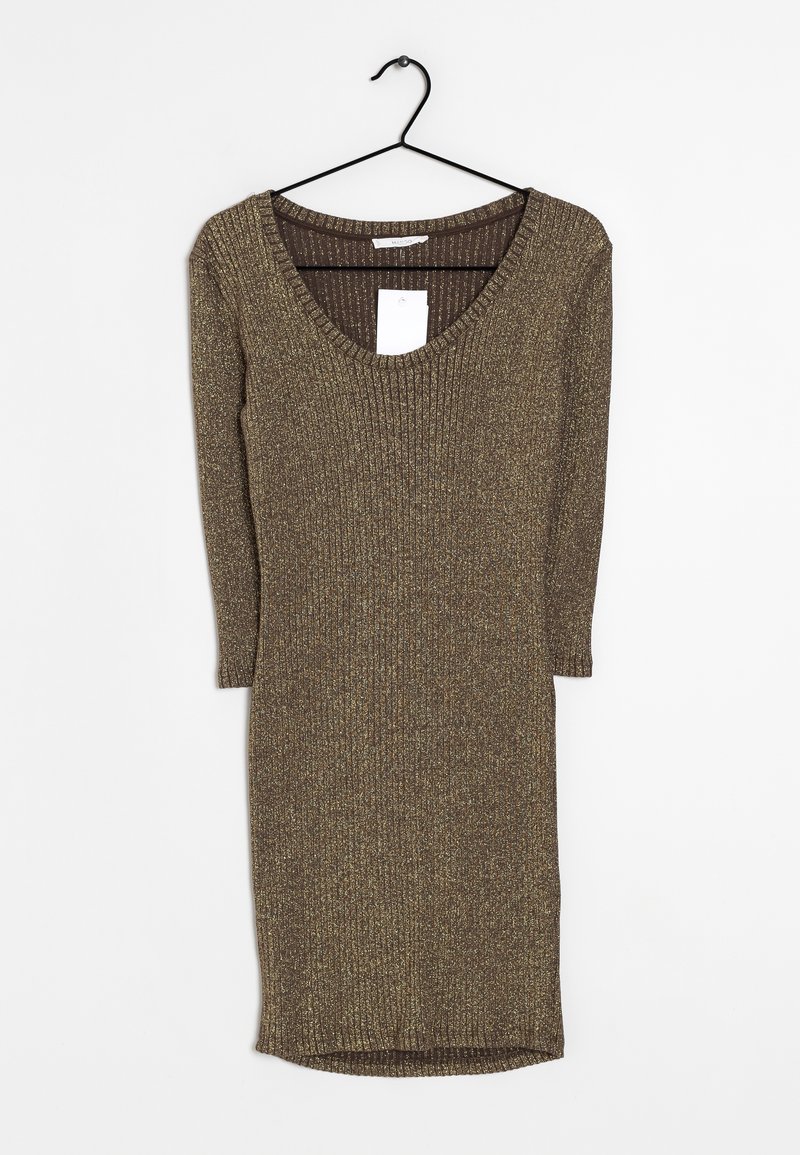 Robe en maille côtelée marron à manches longues avec col en V suspendue sur un cintre noir sur fond blanc.