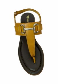 Sandalia de cuero marrón con una correa amarilla, diseño de dedo, acentos de hardware plateado y una textura suave. Correa ajustable en el tobillo.