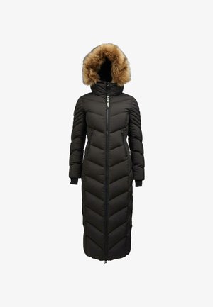 Dlouhý černý prošívaný zimní kabát s plným předním zipem, dvěma zipovými kapsami a kapucí lemovanou hnědým umělým kožešinou.