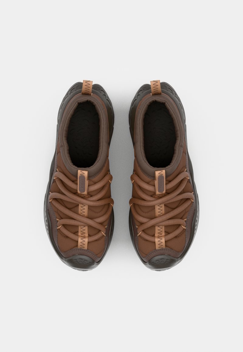 Bruine textielsneakers met een grijze rubberen zool, voorzien van gestructureerde veters, accentbanden en een gewatteerde kraag voor comfort.