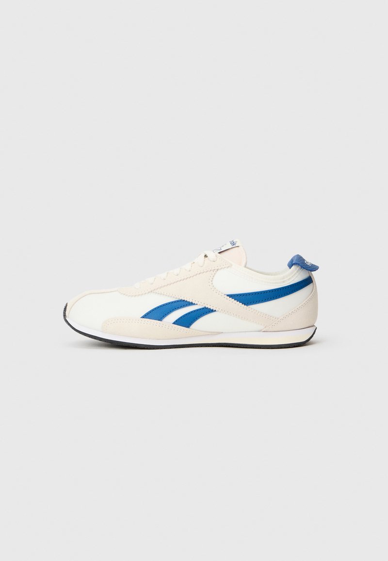 Shoe sportiv alb cu accente albastre. Dispune de un superior sintetic neted, vârf rotunjit, sistem de șireturi și o talpă din cauciuc texturată.