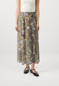 Fustă maxi cu un model floral, având culori aurii, albastre și albe, confecționată dintr-un material ușor, cu un design fluid și detaliu de brâu legat.