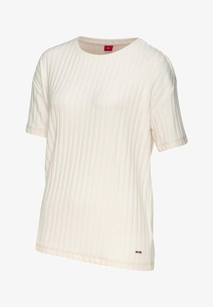 Kortærmet, cremefarvet ribbet T-shirt med rund halsudskæring og lille rød mærkat fra mærket nær kanten på hvid baggrund.