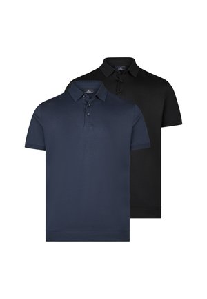 To kortærmede poloshirts, den forreste er mørkeblå og den bageste sort, begge med kraver og tre-knaps lynlåse.