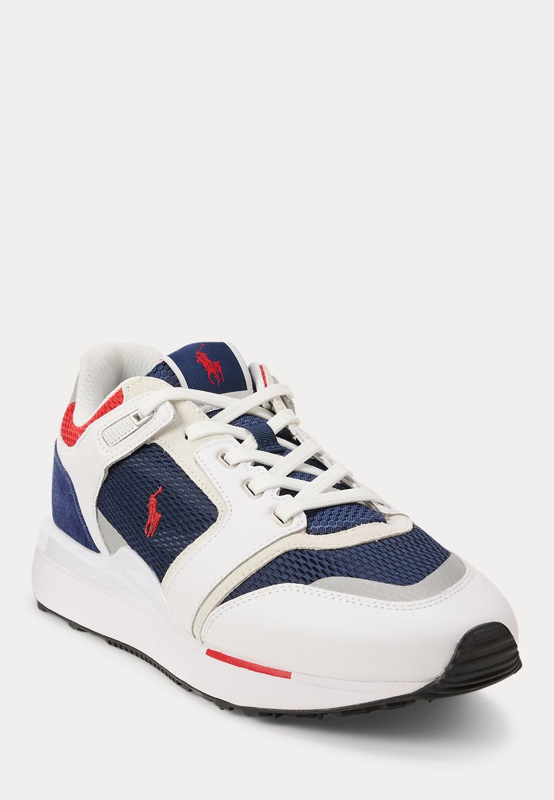 Baskets de sport pour hommes avec mesh bleu marine, détails en cuir blanc et rouge, lacets blancs, et logo brodé rouge sur le côté et la languette.