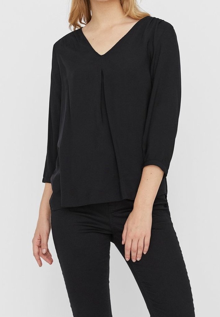 Schwarze Bluse mit V-Ausschnitt, Dreiviertelärmeln und Falten-Detail vorne. Hergestellt aus glattem Stoff, mit einer lockeren, entspannten Passform.