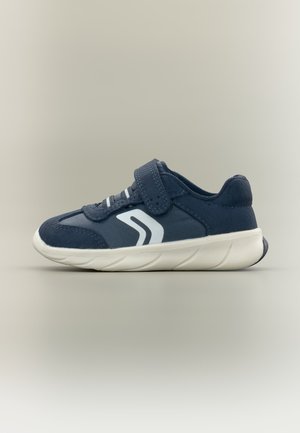 Sneaker per bambini blu navy con suola bianca, chiusura in velcro e logo laterale bianco, mostrata di profilo su sfondo neutro.