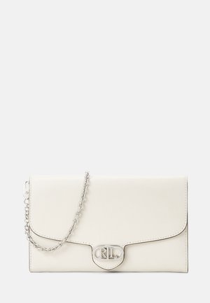 Crèmekleurige leren clutch met een zilveren kettingriem en een zilveren RL-logo sluiting op het voorblad.
