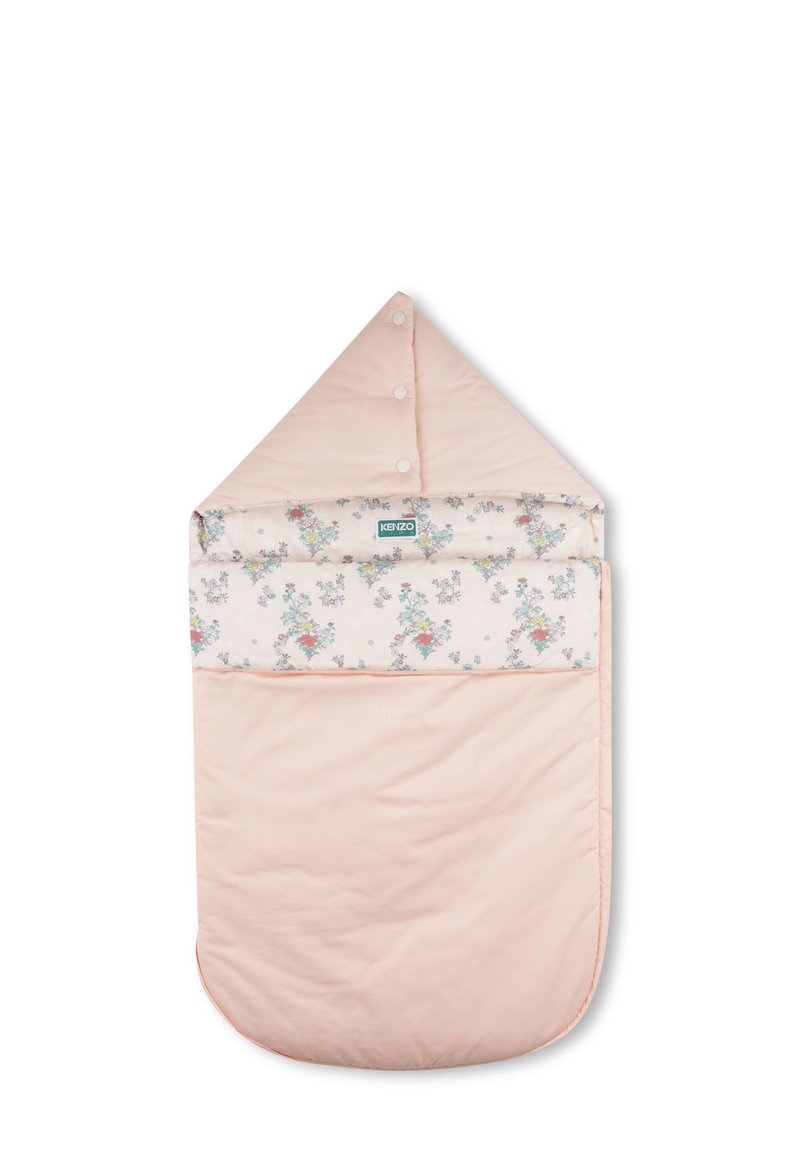 Sac de couchage rose matelassé avec un motif floral en haut. Dispose d'une capuche triangulaire et de fermetures à pression. Texture de tissu douce.