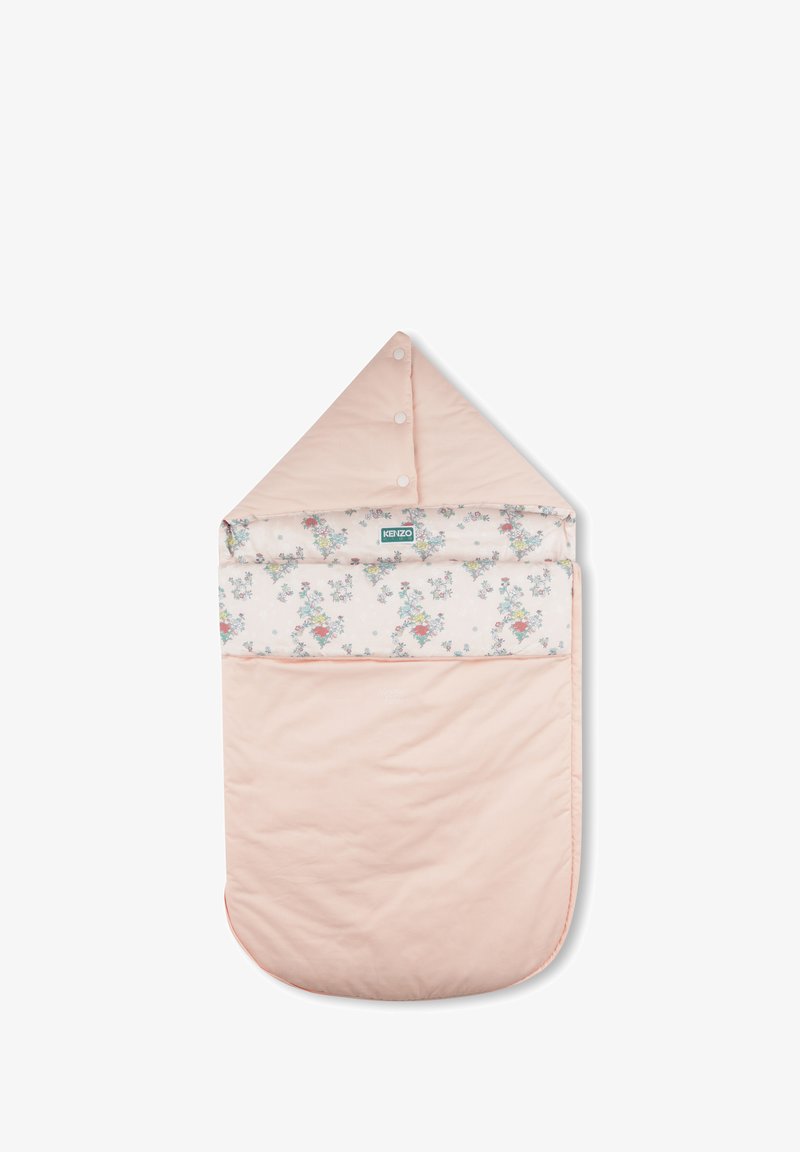 Sac de couchage rose matelassé avec un motif floral en haut. Dispose d'une capuche triangulaire et de fermetures à pression. Texture de tissu douce.