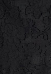 Czarna tkanina z misternym wzorem kwiatowym, z wypukłymi, teksturowanymi różami i liśćmi. Gładka powierzchnia z subtelnym połyskiem.