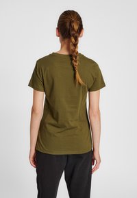 Oliven grøn t-shirt med korte ærmer og rund halsudskæring, lavet af blød bomuld. Bagfra ses et enkelt, tætsiddende design.