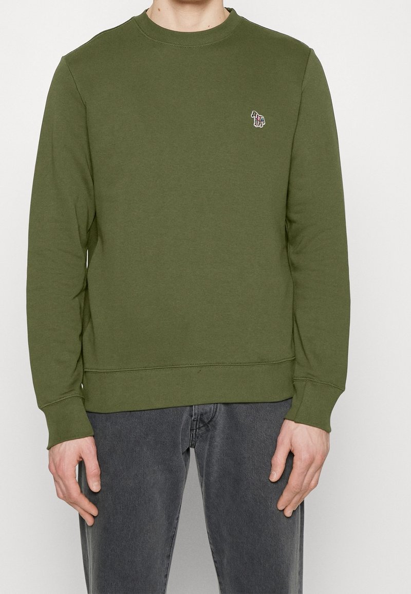 Felpa verde oliva in cotone, con maniche lunghe, collo a giro e un piccolo logo animale ricamato sul petto.