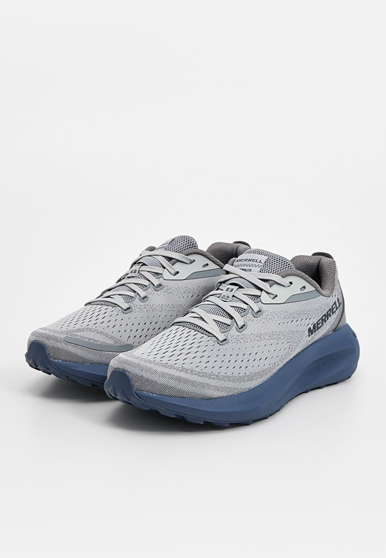 Zapatillas de running ligeras en malla gris con acentos azules, que cuentan con una parte superior transpirable, cordones, suela acolchonada y suela con textura.