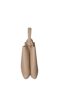 Borsa a mano in pelle beige con un design strutturato, doppi scomparti, un manico superiore singolo e un accento a forma di anello dorato alla base del manico.