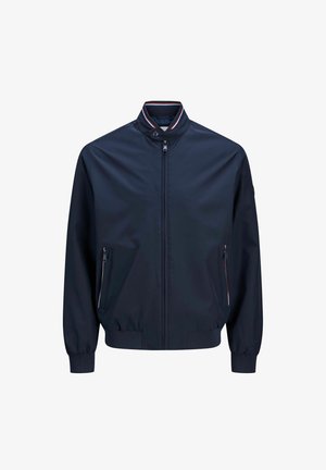 Giacca bomber blu navy realizzata in tessuto leggero, con colletto rialzato, chiusura frontale con zip e due tasche laterali con zip a contrasto.