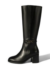 Bottes en cuir noir montant jusqu'aux genoux avec un bout carré, un talon épais et un accent en maillon doré à la cheville. Texture lisse et design élégant.