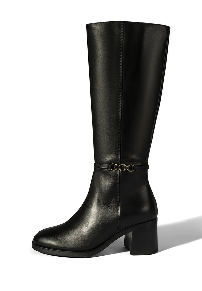 Bottes en cuir noir montant jusqu'aux genoux avec un bout carré, un talon épais et un accent en maillon doré à la cheville. Texture lisse et design élégant.