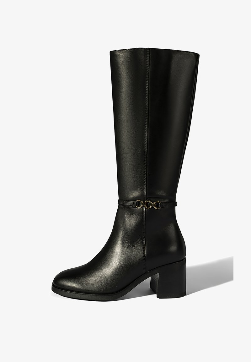 Bottes en cuir noir montant jusqu'aux genoux avec un bout carré, un talon épais et un accent en maillon doré à la cheville. Texture lisse et design élégant.
