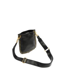 Borsa a spalla in pelle nera con borchie dorate lungo i bordi, dotata di un'unica tracolla e una tasca frontale. Texture liscia, design minimalista.