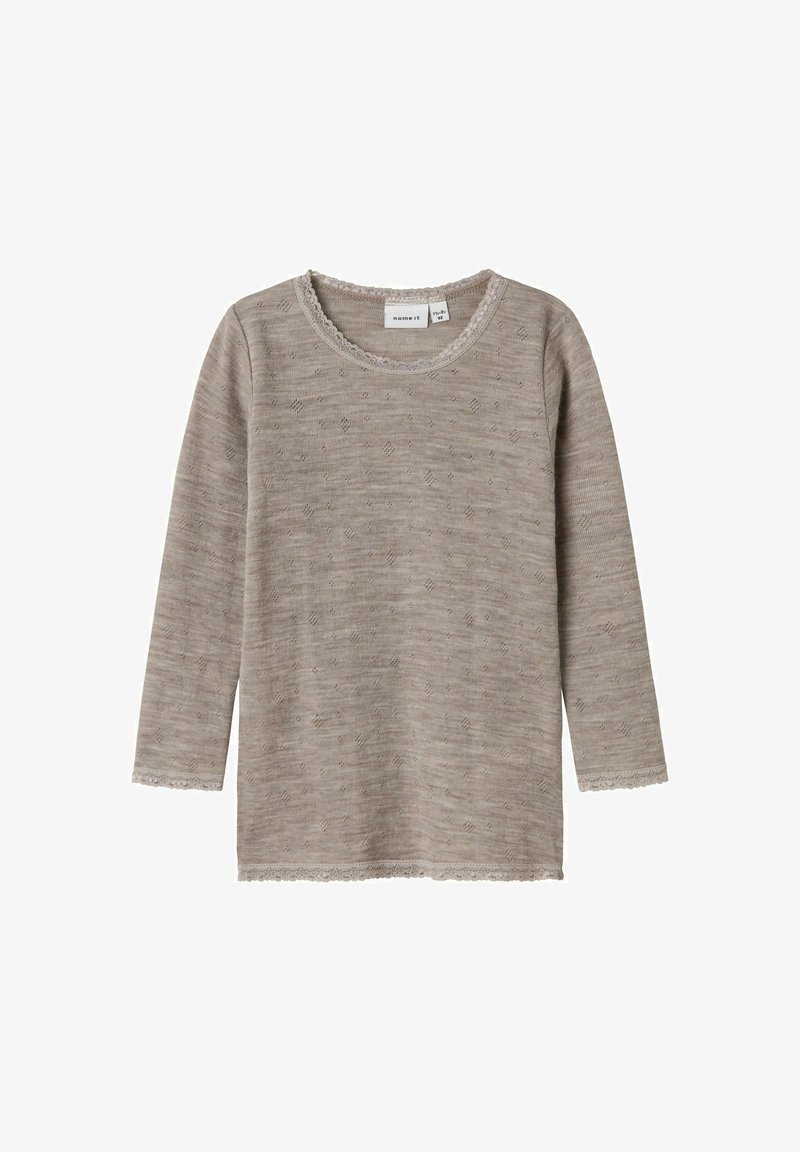 Beige Langarmoberteil aus strukturiertem Stoff, mit einer Spitzenborte am Ausschnitt und an den Ärmeln, sowie einem dezenten Rautenmuster im gesamten Design.