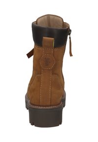 Brauner Wildleder-Stiefel mit dunklem braunem Lederkragen, seitlichem Reißverschluss, dekorativen Nähten und einer strukturierten Gummisohle.