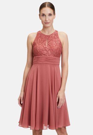 Roze jurk met kanten lijfje, halternek, sleutelgatdetail en een vloeiende rok van lichtgewicht stof.