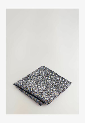 Tamsiai mėlynas gėlių kišeninis skara su tankiu baltų, geltonų ir raudonų gėlių raštu ant tekstūruotos medžiagos, tvarkingai perlenkta per pusę.