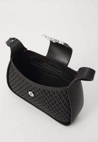 Borsa nera con una trama intrecciata sul davanti, lati in pelle liscia, chiusura in metallo argentato e una forma strutturata e curva.