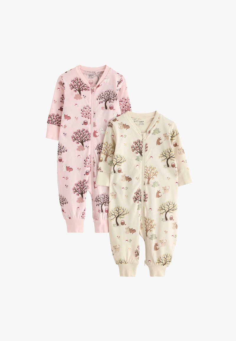Due tute da bambino a maniche lunghe: una rosa con motivi di alberi e animali, l'altra crema con disegni simili. Entrambe presentano chiusure a zip frontali e polsini a costine.