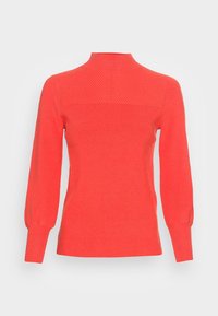 Roter Pullover mit hohem Kragen, der über eine gerippte Textur an den Schultern und einen glatten Körper verfügt, lange Ärmel mit eng anliegenden Bündchen.