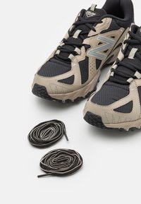 New Balance 610 UNISEX - Sportcipő - black/mottled olive