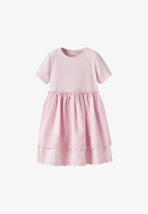 Lyserosa kortermet kjole for småbarn med ribbestrikket topp, innsvingt midje og dobbeltsjiktet skjørt med bølget kant og blomsterbroderi.