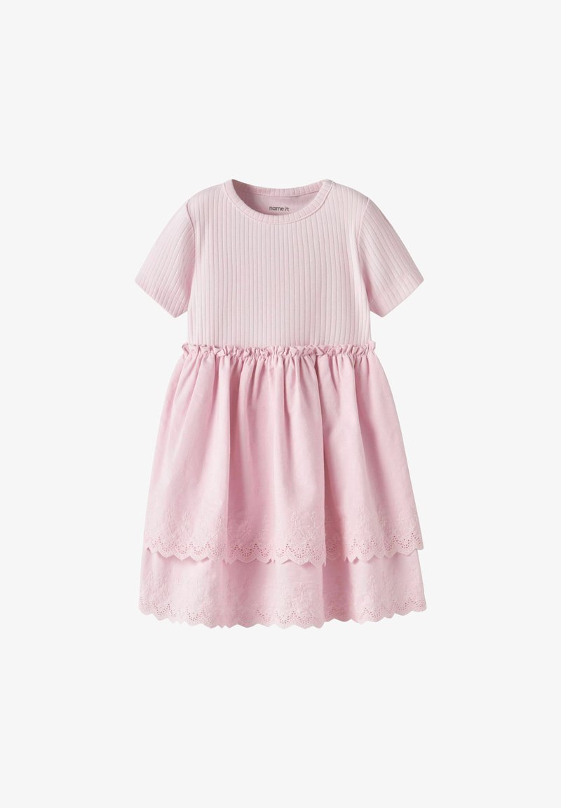 Robe rose clair à manches courtes pour tout-petit avec haut côtelé, taille froncée et jupe à double épaisseur à ourlet festonné avec broderie florale.